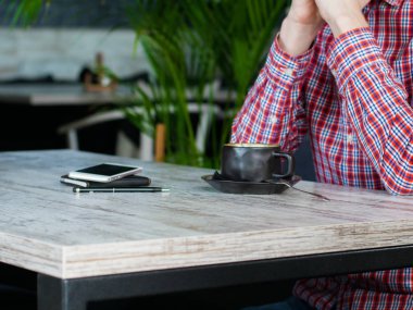 adam kapuçino kahve bir fincan ile oturan