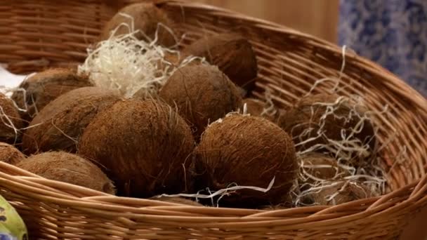 Homem Compra Cocos Mercado Mãos Segurando Cocos Perto Imagens — Vídeo de Stock