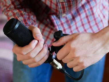 stüdyo mikrofonu tutan el, müzikal kurmak. konser hazırlığı