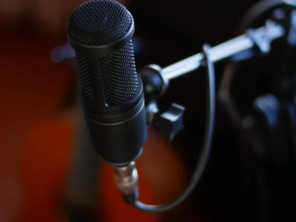 Microfono professionale Studio in studio di registrazione su sfondo chitarra — Foto Stock