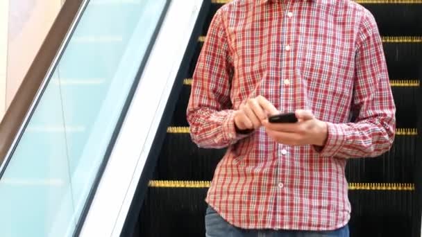 Kerel Met Een Smartphone Roltrap Bewegende Trappen Hij Gaat Naar — Stockvideo