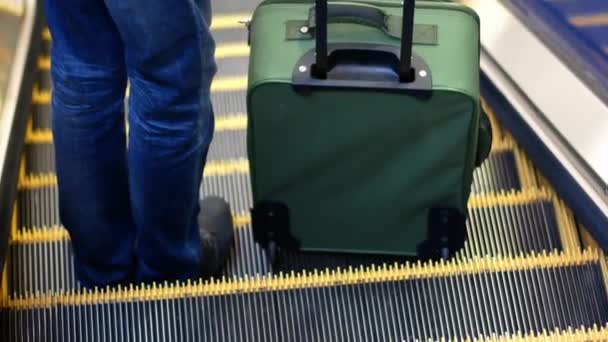 男はスーツケースの荷物を持ってエスカレーターに降りる クローズアップ — ストック動画