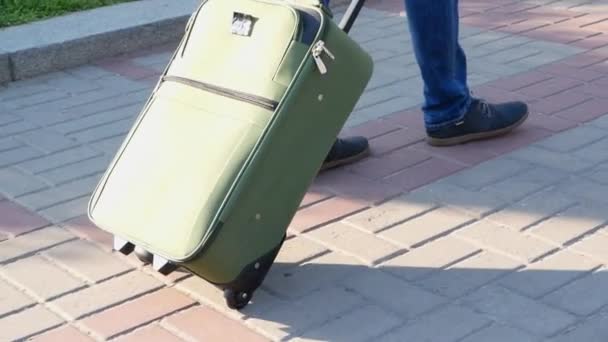 Mann Wirft Kamera Mit Koffergepäck Beine Hautnah Freien — Stockvideo