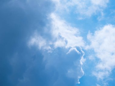 mavi gökyüzü ve güzel bulutlar yumuşak güneş