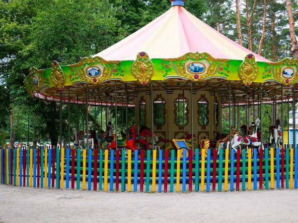 Carrusel con caballos para niños — Foto de Stock