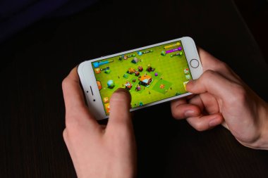 Ukrayna. Cherassy - 15 Mayıs 2019 yıl. Akıllı telefonda Clash of Clans oynayan adam el yakın