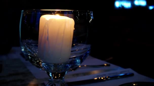 Vela Romântica Decorativa Vidro Mesa Madeira Atmosfera Escura Baixo Ligt — Vídeo de Stock