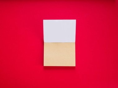 kırmızı kopya alanı üst görünümünde not defteri