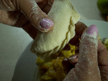 haşlanmış lahana ile kadın heykel köfte