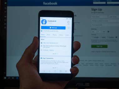 Cherkassy, Ukrayna - 8 Ağustos 2019: Ekranda Facebook uygulaması olan akıllı telefonu tutan adam