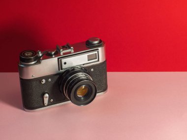 Bir Living Coral Trend vintage eski film kamera, seyahat üst görünüm kopya alanı