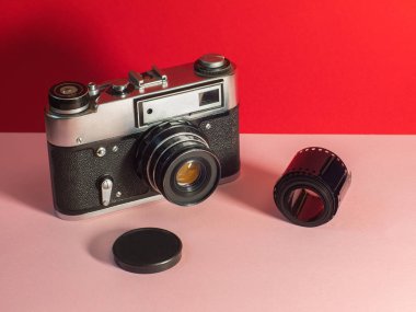 Bir Living Coral Trend vintage eski film kamera, seyahat üst görünümü