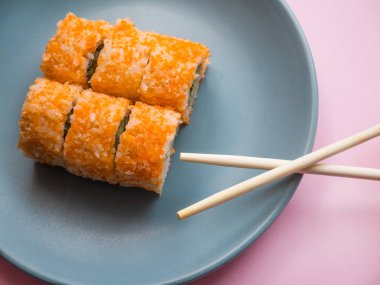 Bir tabakta karides ile Suşi rulo