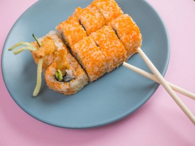 Bir tabakta karides ile Suşi rulo