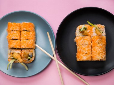 Bir tabakta karides ile Suşi rulo