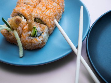 Bir tabakta karides ile Suşi rulo