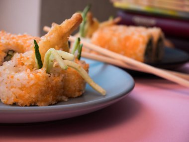 Bir tabakta karides ile Suşi rulo