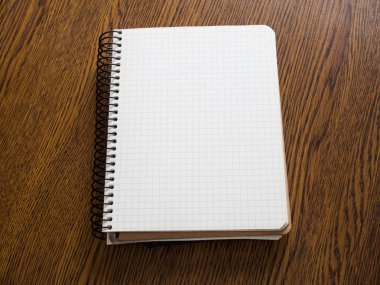 Tahta bir masanın üzerinde açık bir defter