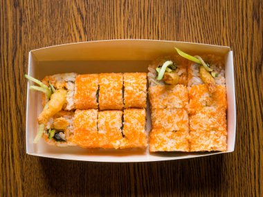 Bir tabakta karides ile Suşi rulo