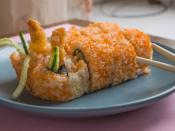 Rolo de sushi com camarão em uma chapa — Fotografia de Stock