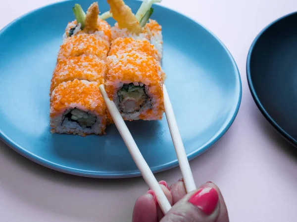 Kadın el bir tabakta karides ile Sushi rulo alır — Stok fotoğraf