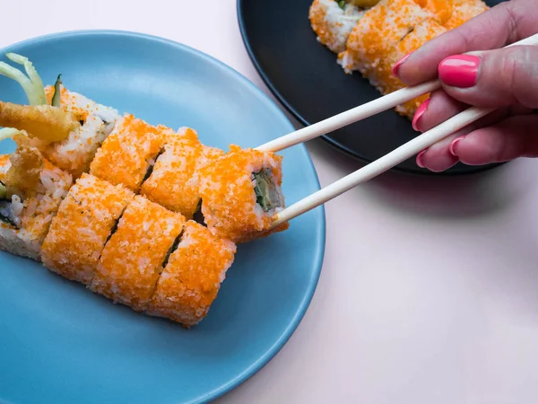 Kadın el bir tabakta karides ile Sushi rulo alır — Stok fotoğraf