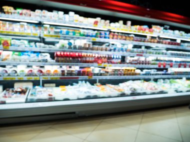 bokeh ile upermarket mağaza vitrin raf bulanık arka plan. Düşük ışıklı defokus görüntüsü