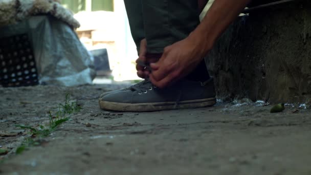 Chudák Chlap Nebo Kluk Odstříka Boty Odešel — Stock video