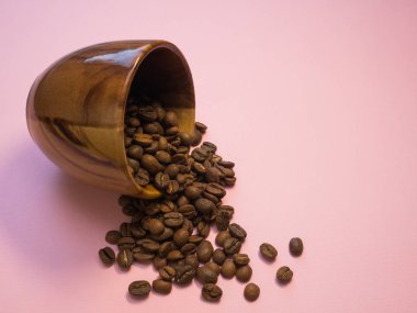 Pembe arka plan kopya uzay mercan trendi üzerinde kahve fincanı kahve çekirdekleri