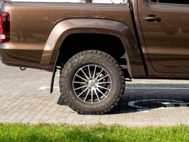 Charkassy, Ukrane - 10 Ekim 2019: Volkswagen Amarok 'un aracı engelli parkına park edildi