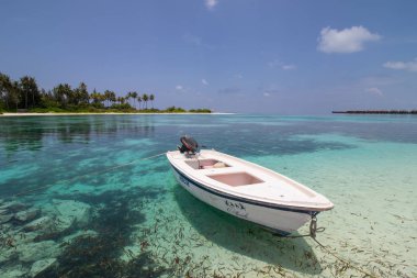 A landscape of one Maldives island - which is considered to be the most lavish, popular vacay destination in Asia because of its varity of foods, laxurious water and beach villa, and tranquil staycation