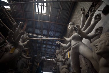 Kumortuli, Kolkata'da idol yapımı
