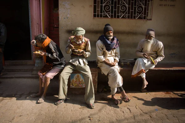 Ludzie Varanasi Ghat Religijny Cel Podróży Indiach — Zdjęcie stockowe