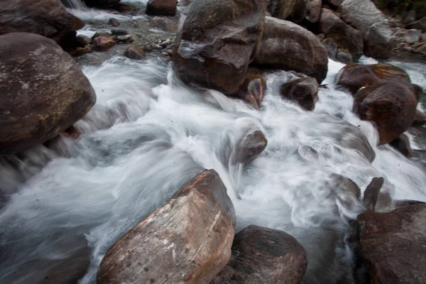 Dağ suyu akıntısı kayalık yüzeyde akıyor