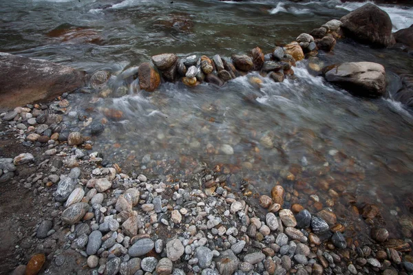 Dağ suyu akıntısı kayalık yüzeyde akıyor