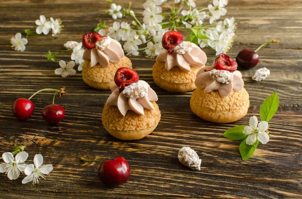 Choux Buns Com Craquelin Puffs Creme Crocante Preenchido Com Creme — Fotografia de Stock