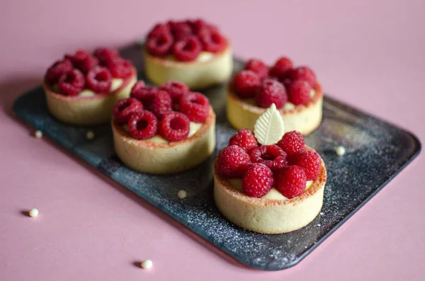 Mini Tortas Com Framboesa Fresca Decorada Com Elementos Chocolate Sobre — Fotografia de Stock