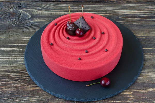 Bolo Mousse Cereja Contemporânea Coberto Com Spray Veludo Vermelho Decorado — Fotografia de Stock