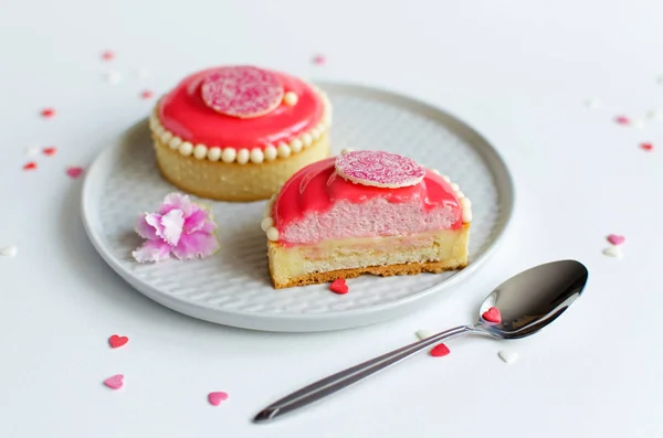 Mousse Mini Tortas Cobertas Com Esmalte Rosa Decorado Com Elementos — Fotografia de Stock