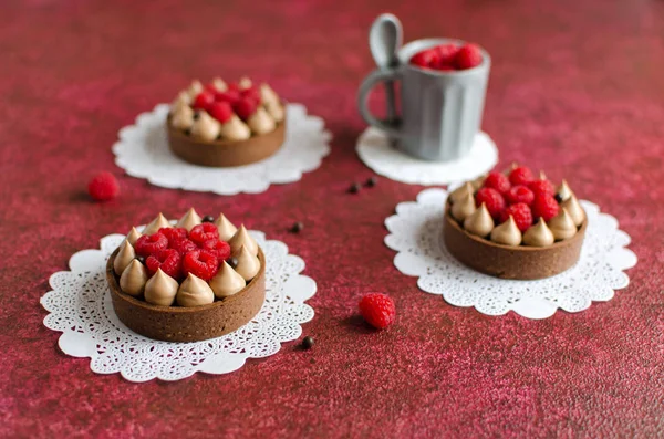 Conjunto Mini Tortas Chocolate Decoradas Com Framboesas Frescas Bolas Crocantes — Fotografia de Stock