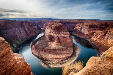 Colorada Nehri, Arizona, ABD 'de bulunan Horseshoe Bend' den akıyor.