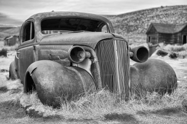 Bodie Ghost Town 'daki eski paslı araba.