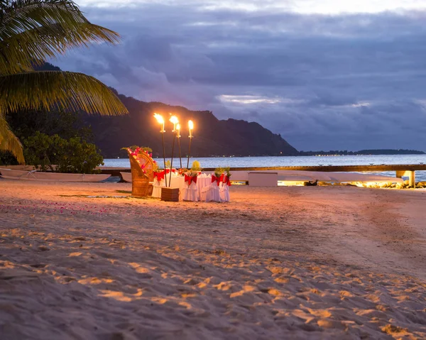 Tahiti plajında akşam yemeği.