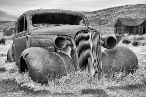 Bodie Ghost Town 'daki eski paslı araba.