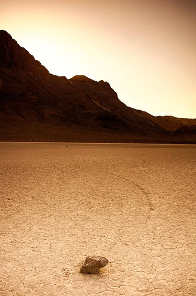 Death Valley Ulusal Parkı 'nda Racetrack Playa. Doğrusal yarış izleri yazan yelkenli taşları olan manzaralı kuru bir göl özelliği.