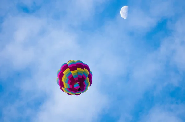 Arka planda ay olan Sıcak Hava Balonu