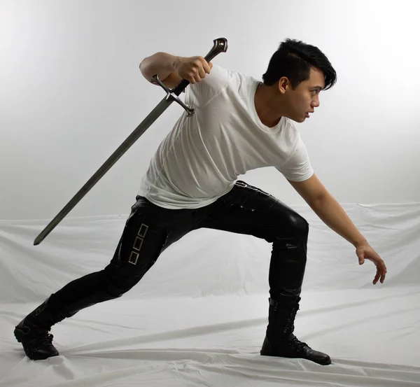 Two-Handed Sword Stances: Beginner's Guide