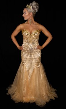 Siyah arka planda altın tanrıça kraliçe