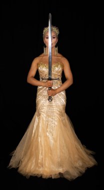 Siyah arka planda altın tanrıça kraliçe