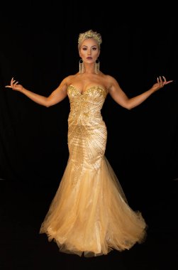 Siyah arka planda altın tanrıça kraliçe